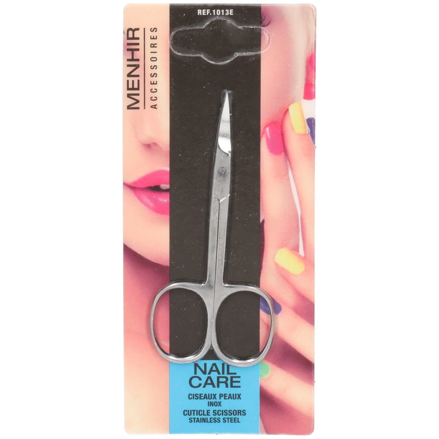 Ciseaux à cuticules en acier inoxydable. Sur emballage avec nom de marque et produit. Fond: visage féminin.