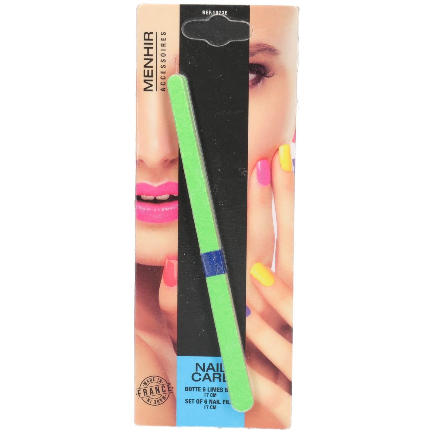 Groene nagelvijl met blauwe band in verpakking. Opschrift: Menhir Accessoires, Nail Care, 17 cm.