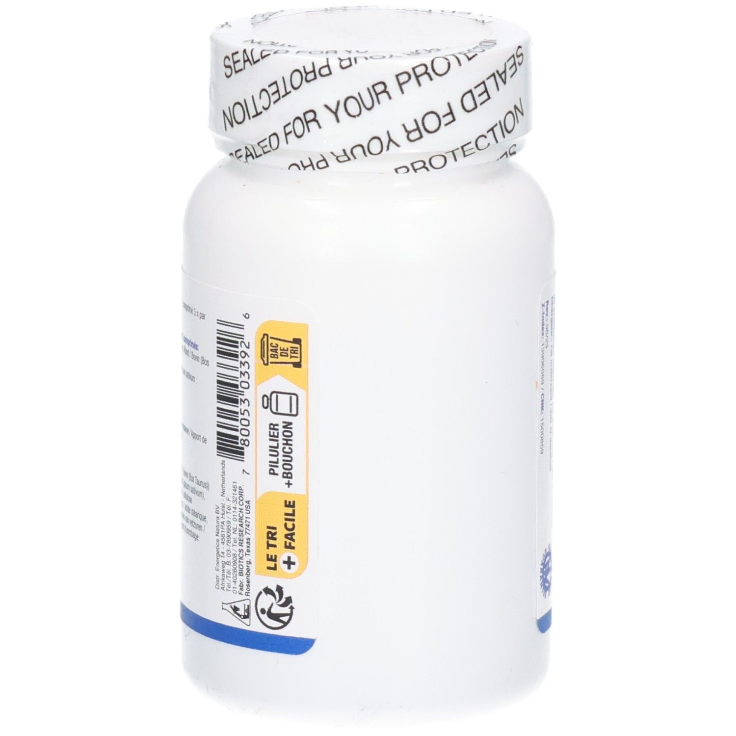 Witte fles, zijaanzicht. Geel etiket met tekst en symbolen. Verzegeling op de dop.