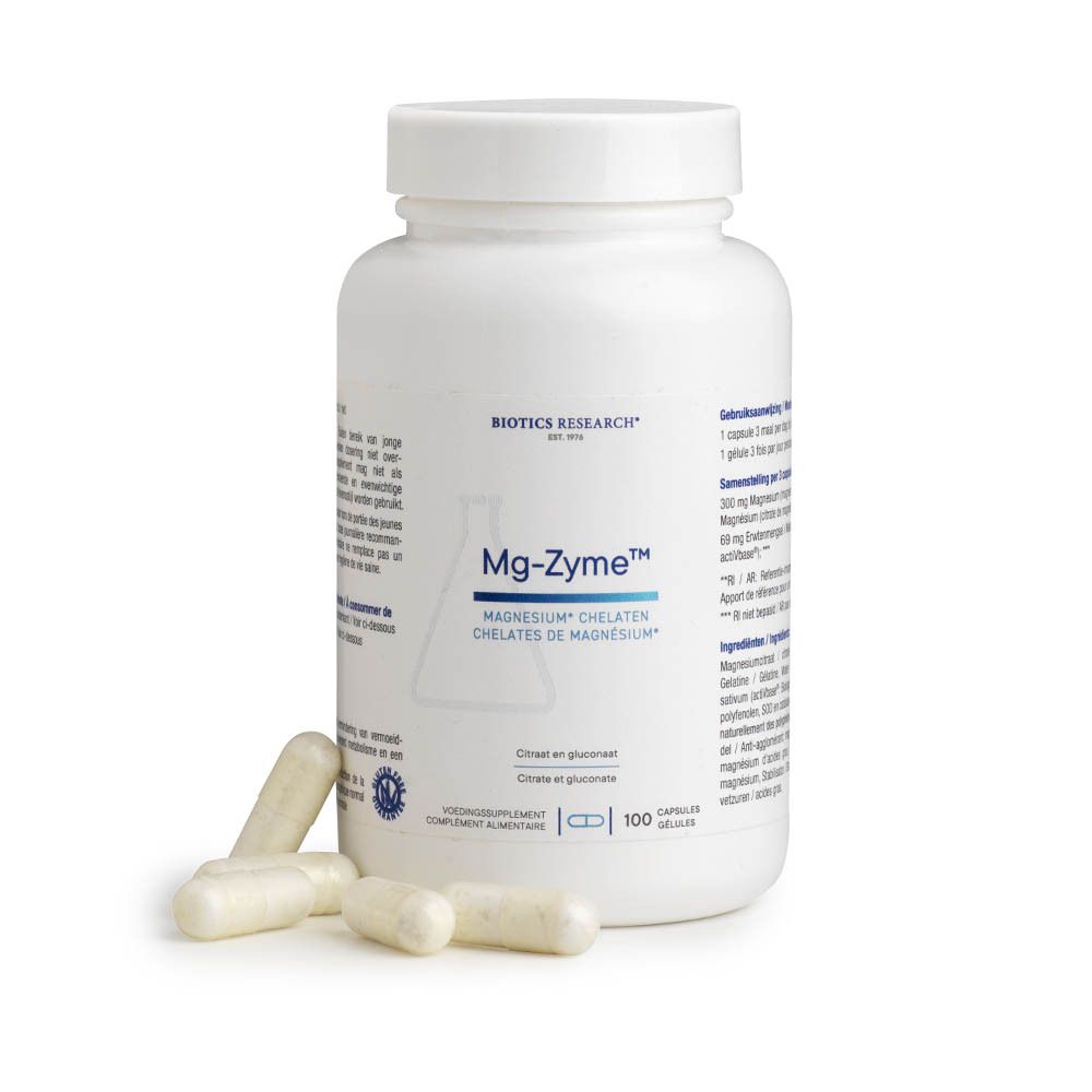 Witte fles met capsules en losse capsules. Opschrift: Mg-Zyme, magnesiumchelaten. Merk: Biotics Research. 100 capsules.