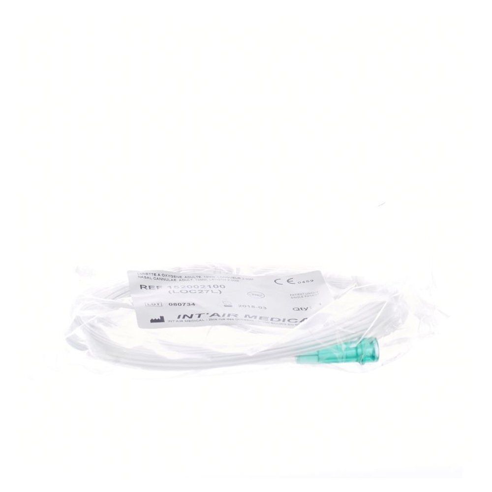 Accessoire médical blanc dans un emballage plastique. Une extrémité a un connecteur vert. "INT'AIR MEDICAL" est écrit sur l'emballage.