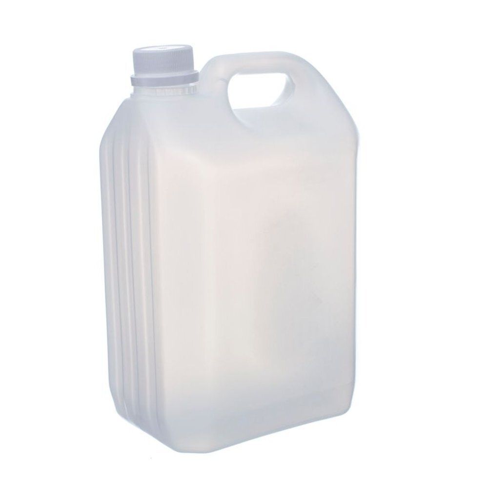 Witte jerrycan met handvat en schroefdop. Kunststof container met geribbelde zijkant.