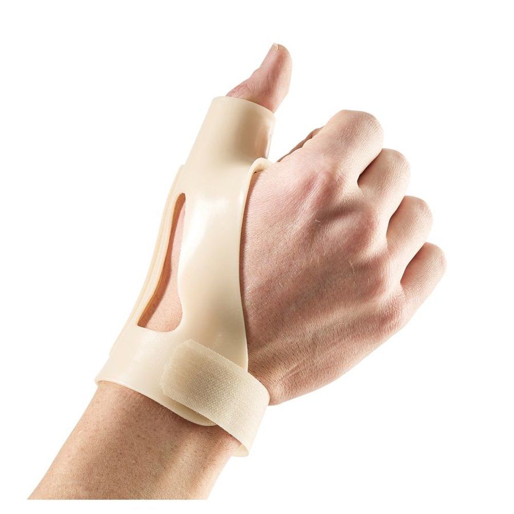 Beige duimorthese op de rechterduim. Klittenbandsluiting bij de pols. Open ontwerp.