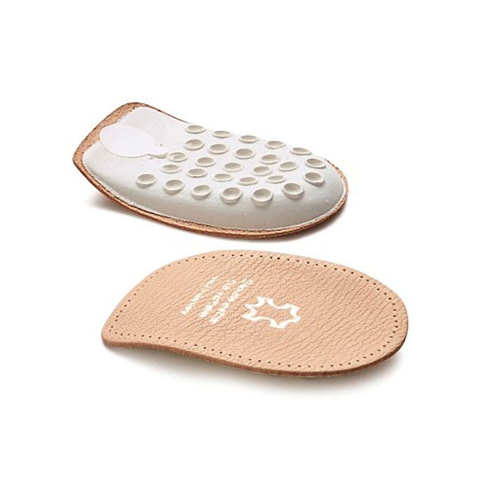 Deux coussinets de talon. Coussinet supérieur avec picots blancs. Coussinet inférieur en cuir beige clair avec logo et texte.