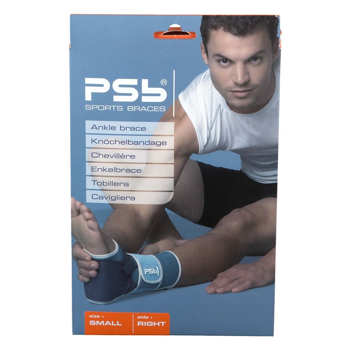 Attelle de cheville sur une jambe. Bleu et blanc. Texte: PSB Sports Braces. Taille: Small, Right. Homme assis. Pour pied droit.