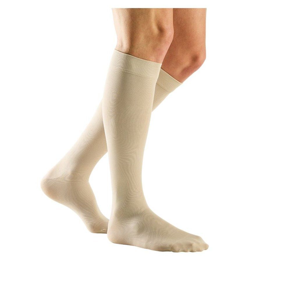 Beige kniekousen. De kousen bedekken de voet en komen tot de knie. Op een witte achtergrond.