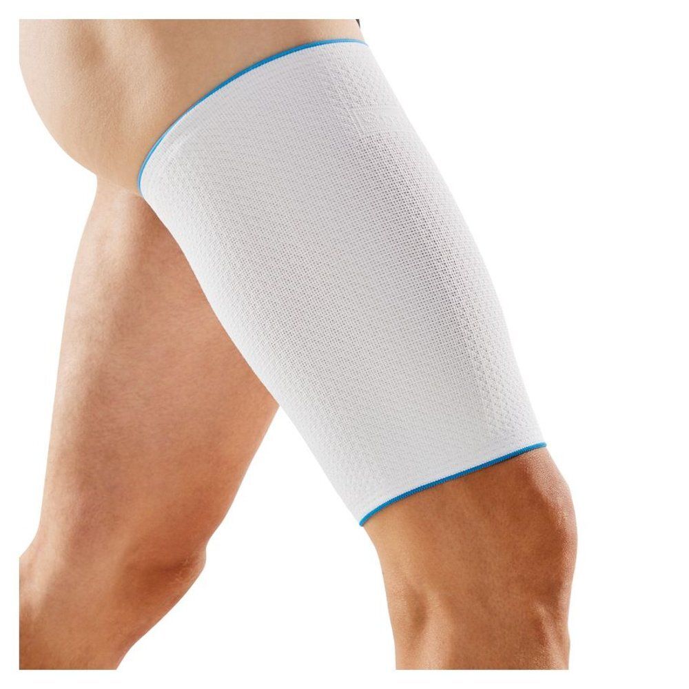 Bande de cuisse blanche avec bordure bleue, portée sur une jambe. Matériau à mailles.