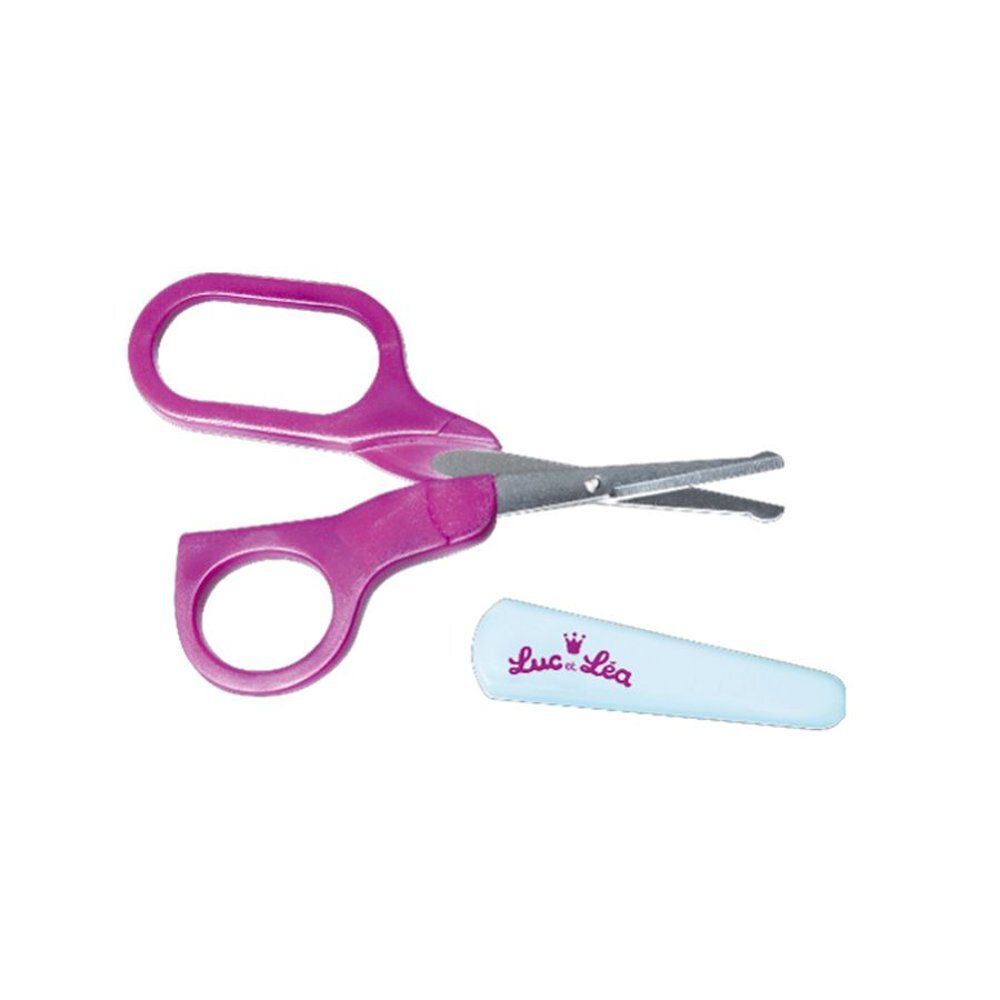 Roze babyschaar met beschermhoes. De schaar heeft afgeronde punten en een handvat met twee openingen. Op de hoes staat "Luc & Léa".