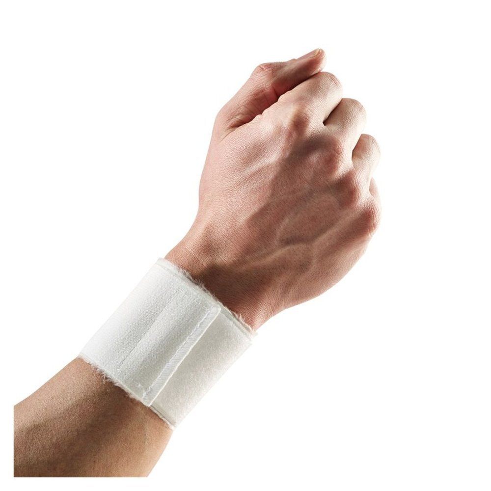 Witte polsband met klittenbandsluiting om een arm. De band is om de pols gewikkeld.