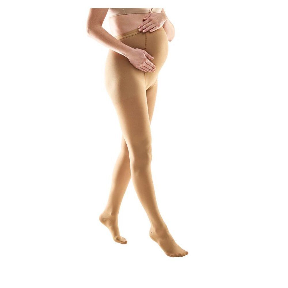 Bruine compressiekousen. Zwangere vrouw draagt de kousen. Product is zichtbaar.