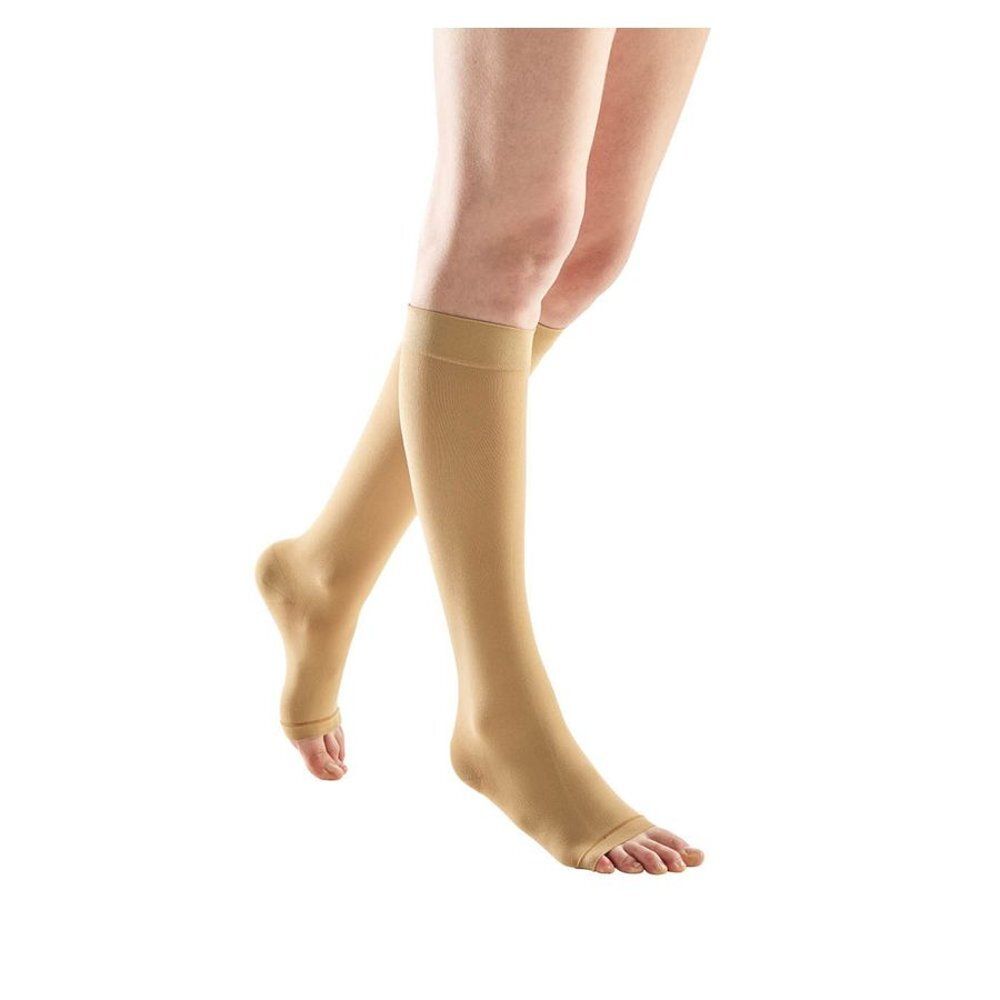 Huidkleurige compressiekousen op been. Open teen. Beige kousen.