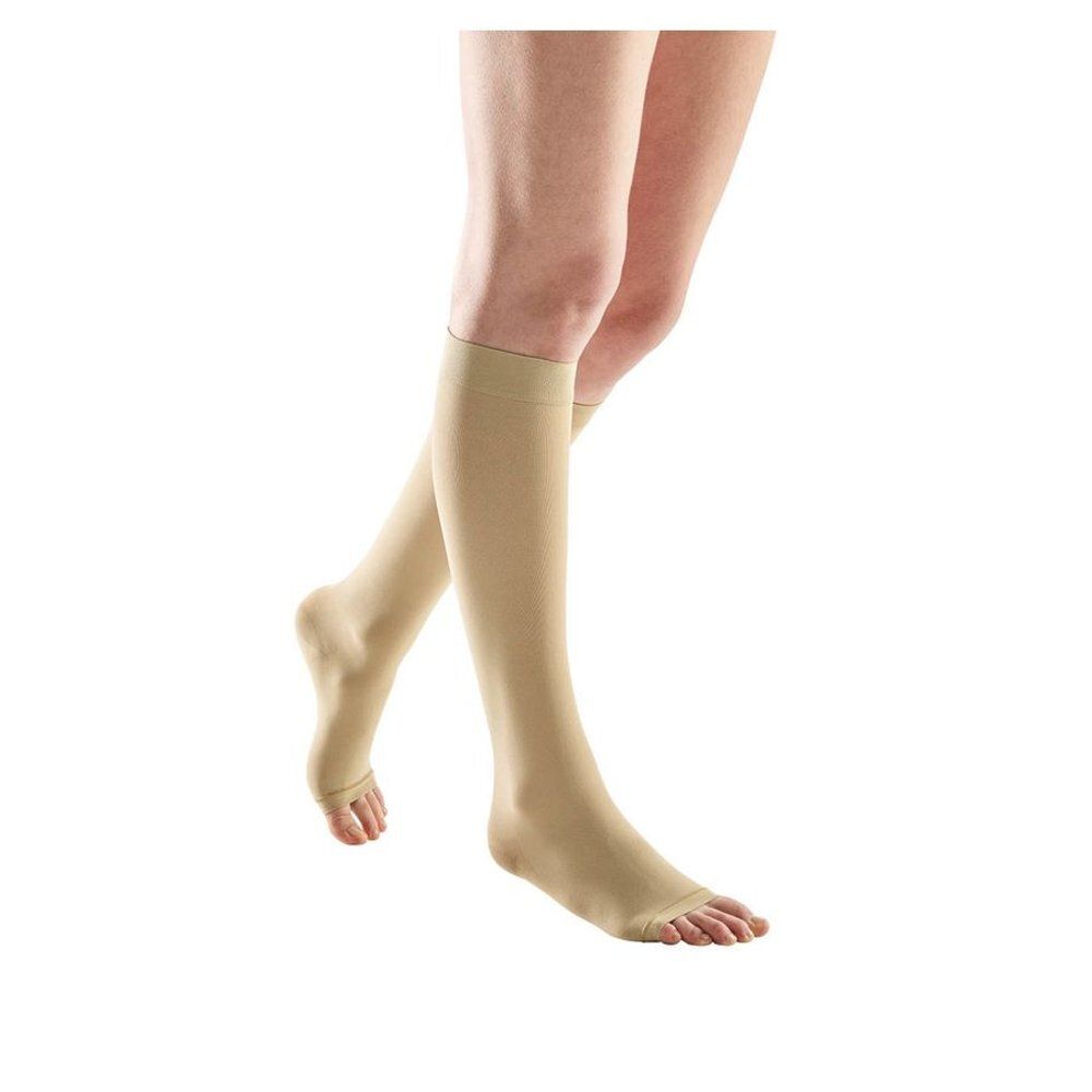 Beige compressiekousen met open teen. Extra large. Op witte achtergrond.