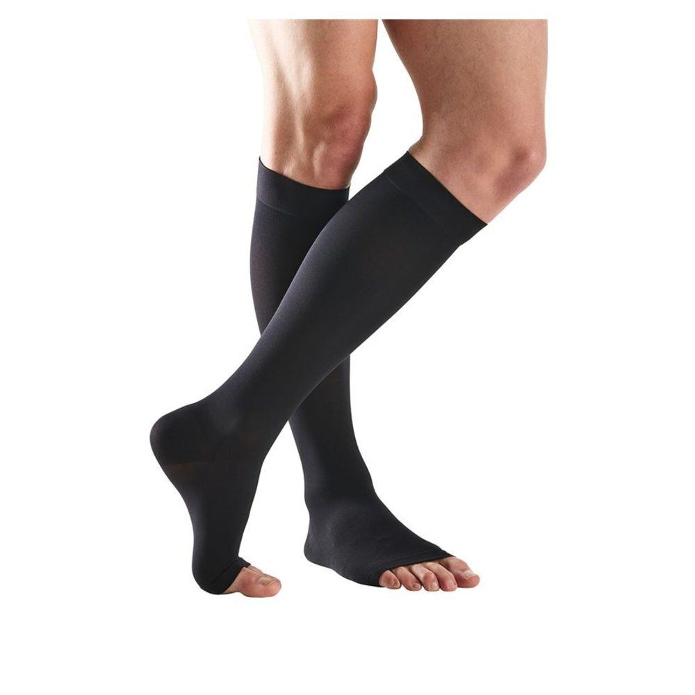 Bas de compression noirs. Bout ouvert. Sur fond blanc. Vue d'en bas.