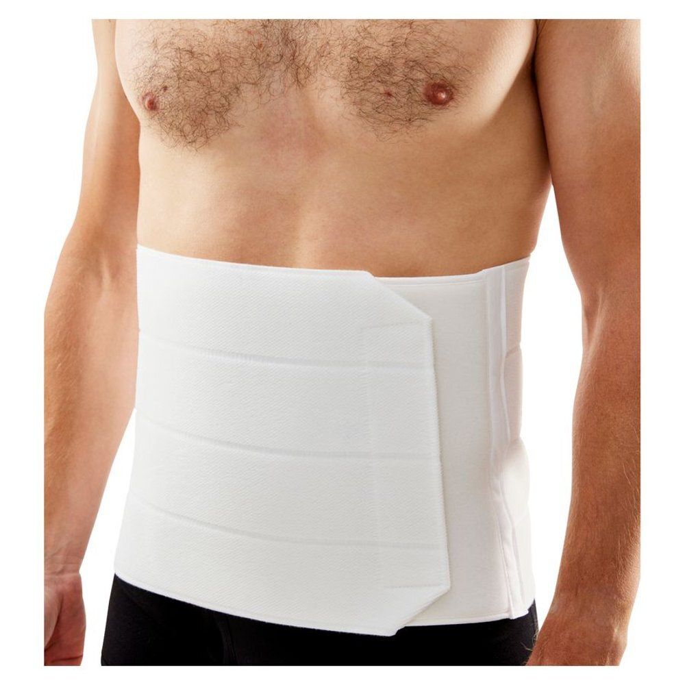 Bande abdominale blanche, large, avec fermeture velcro. Plusieurs coutures horizontales. Portée sur le torse d'un homme.