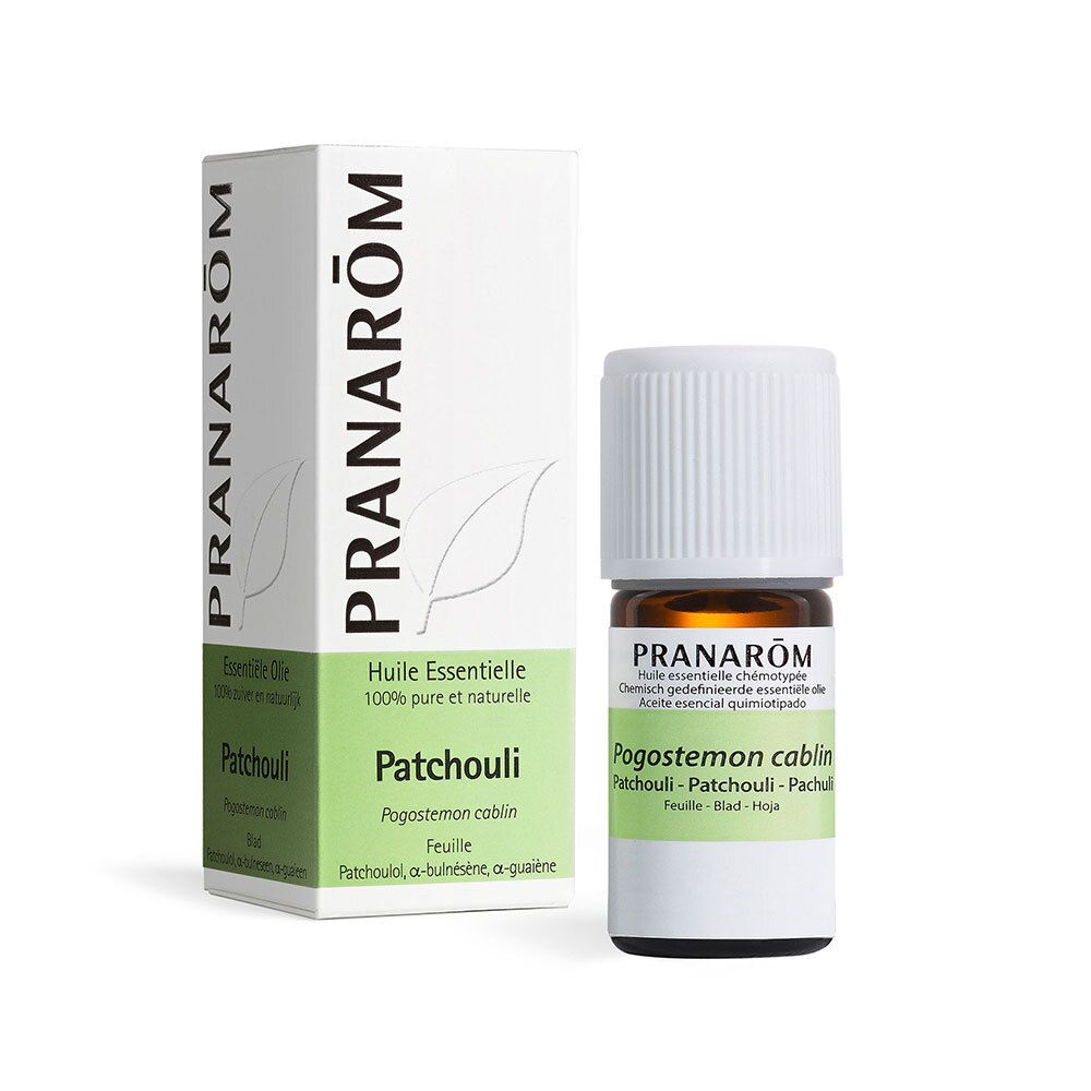 Flacon et boîte Pranarom Patchouli. Texte: Huile Essentielle, Patchouli. Étiquettes blanches et vertes.