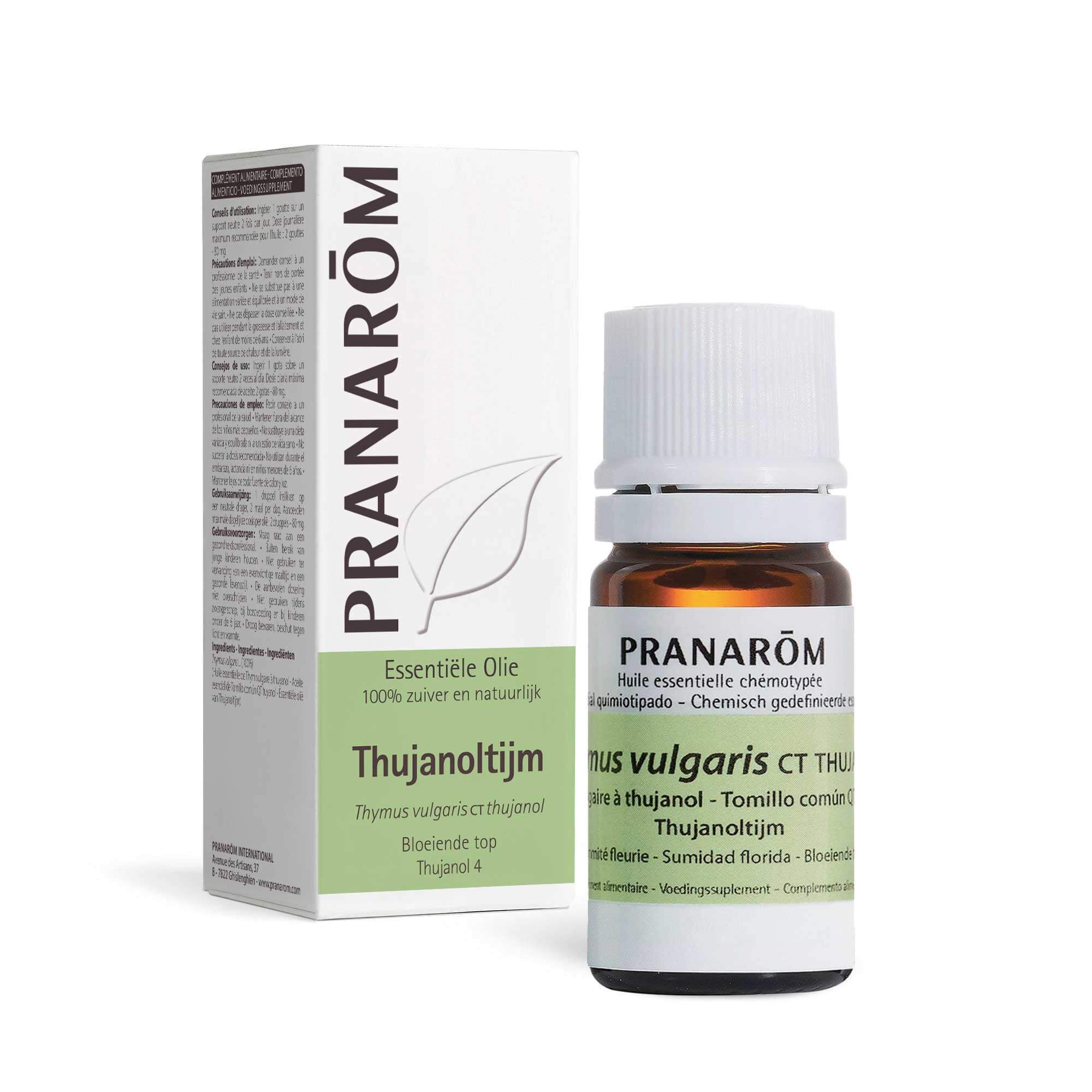 Productfles en verpakking. Verpakking: wit met groene tekst. Merk: Pranarom. Tekst: Thujanoltijm. 5 ml. Bladlogo.