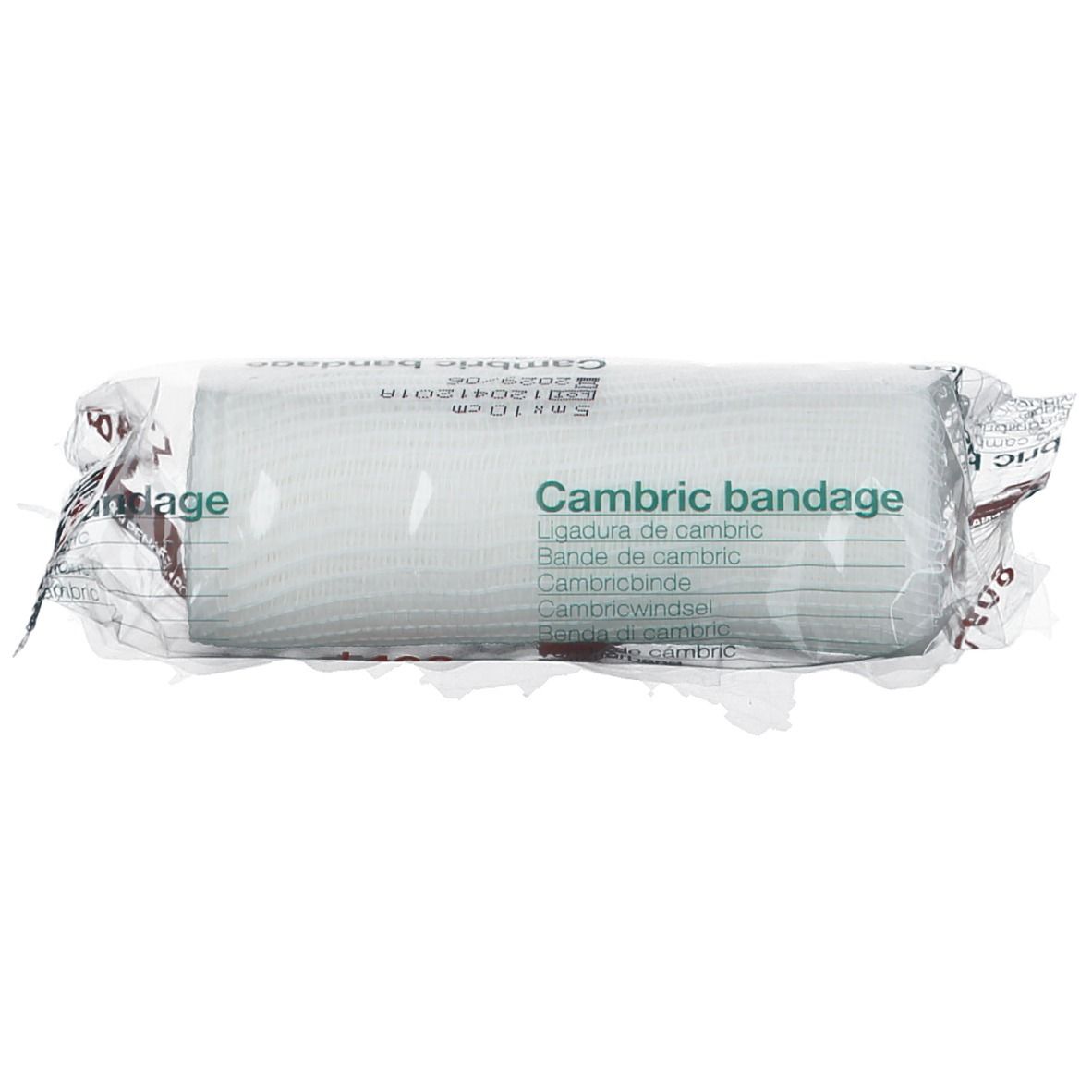Rol verband in plastic verpakking. Opschrift: Cambric bandage. Wit verbandmateriaal zichtbaar. Meertalige tekst.