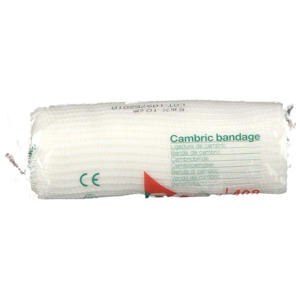 Rol verband in plastic verpakking. Opschriften: Cambric bandage, CE-markering, rode driehoek. Wit verbandmateriaal zichtbaar.