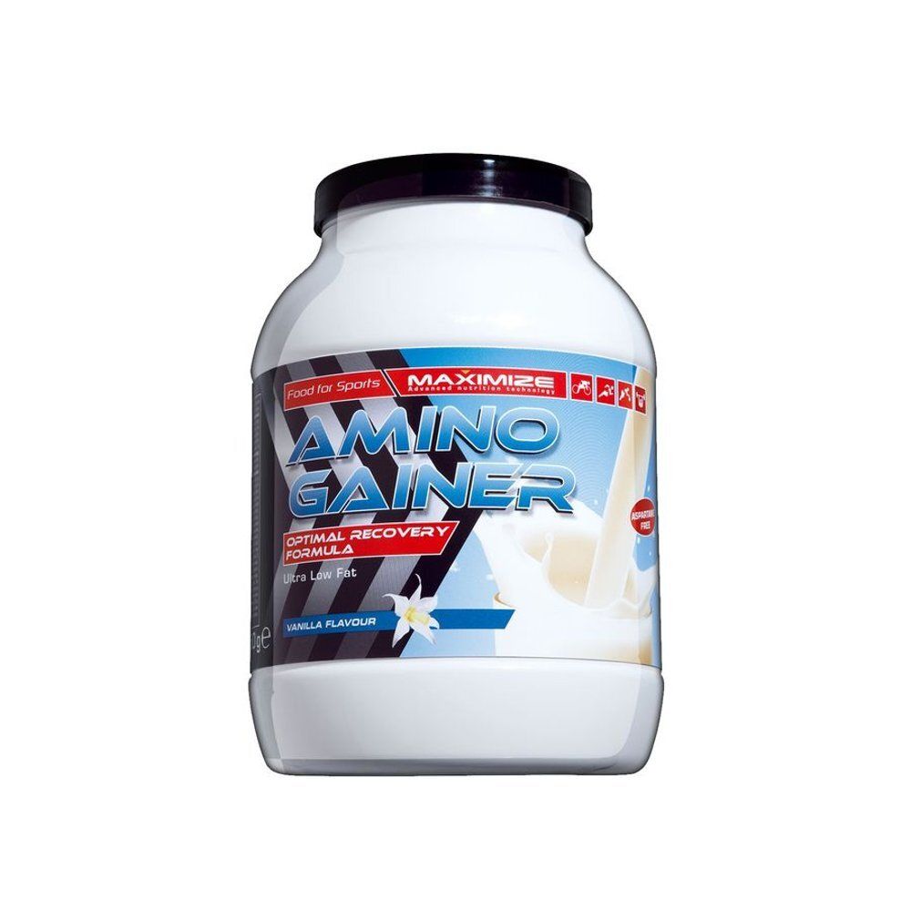 Witte pot met zwarte deksel. Opschrift MAXIMIZE AMINO GAINER, vanillesmaak. Illustratie van melk.