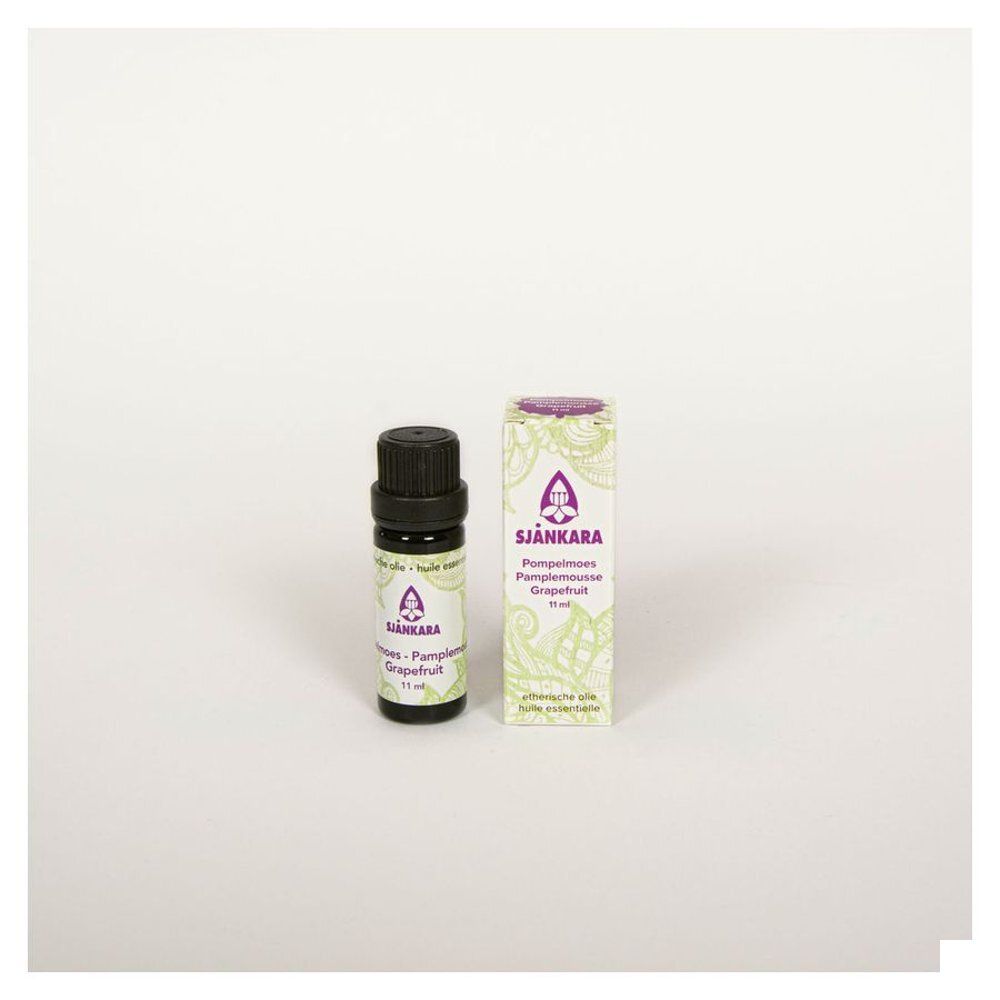 Flesje en doosje SJANKARA grapefruit etherische olie. Flesje met zwarte dop, doosje met logo en tekst.