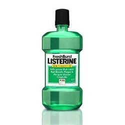 Groene fles met zwarte dop. Label met "Listerine FreshBurst".