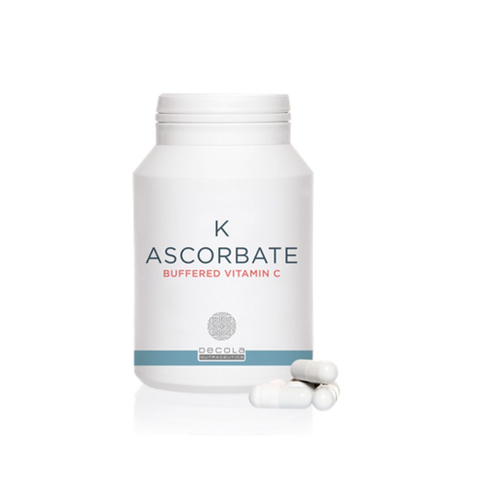 Witte fles met opschrift K Ascorbate Buffered Vitamin C. Enkele capsules ernaast.