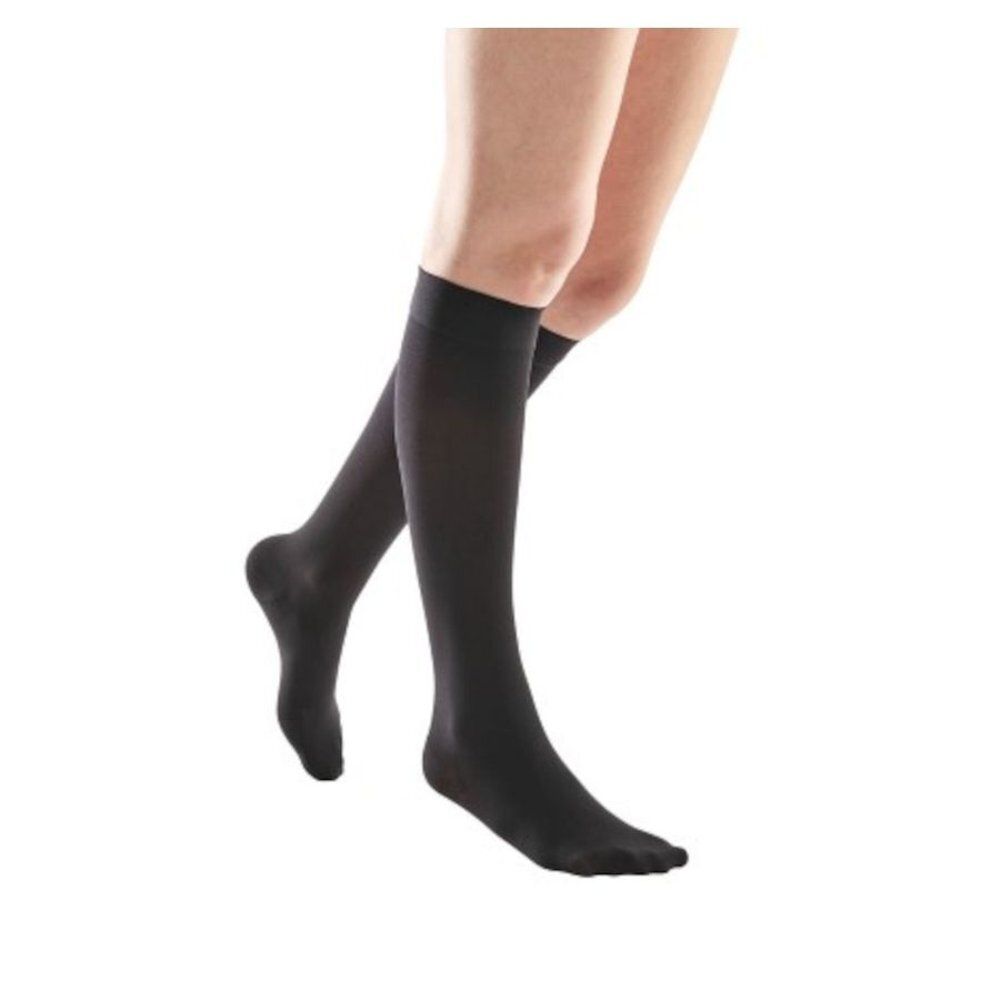 Zwarte kniekousen. Productweergave van Bota tovarix. Op witte achtergrond.