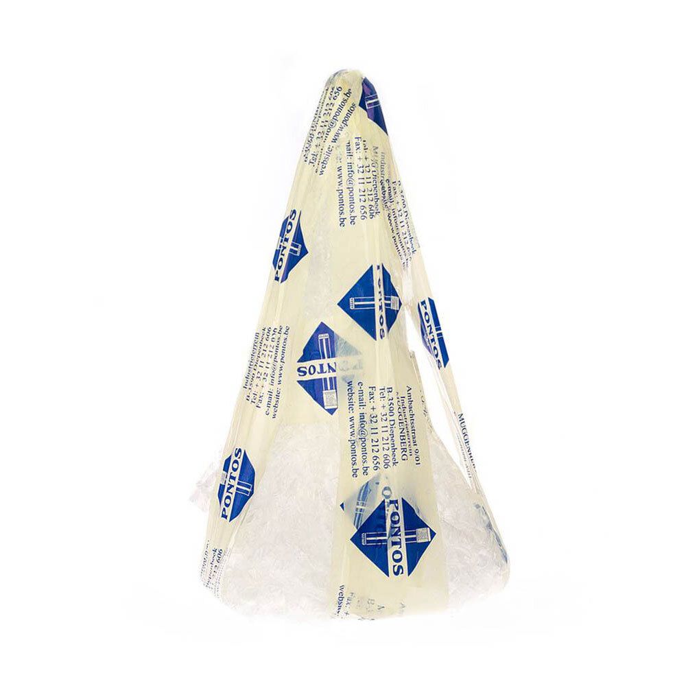 Produit emballé en forme de cône. Emballage avec logo bleu et texte. Produit en matériau blanc transparent.