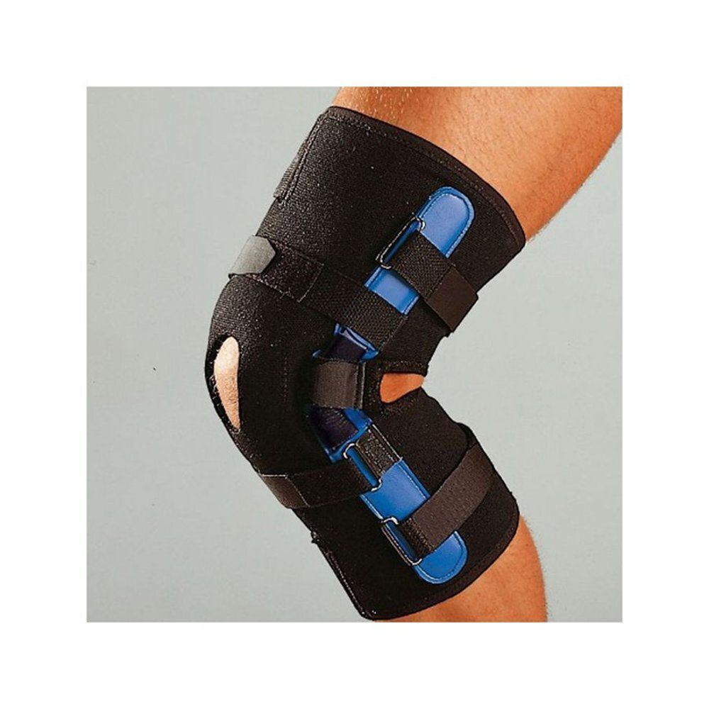 Zwarte kniebrace met blauwe verstevigingen en klittenbandsluitingen. Gedragen op een menselijke knie, zijaanzicht.
