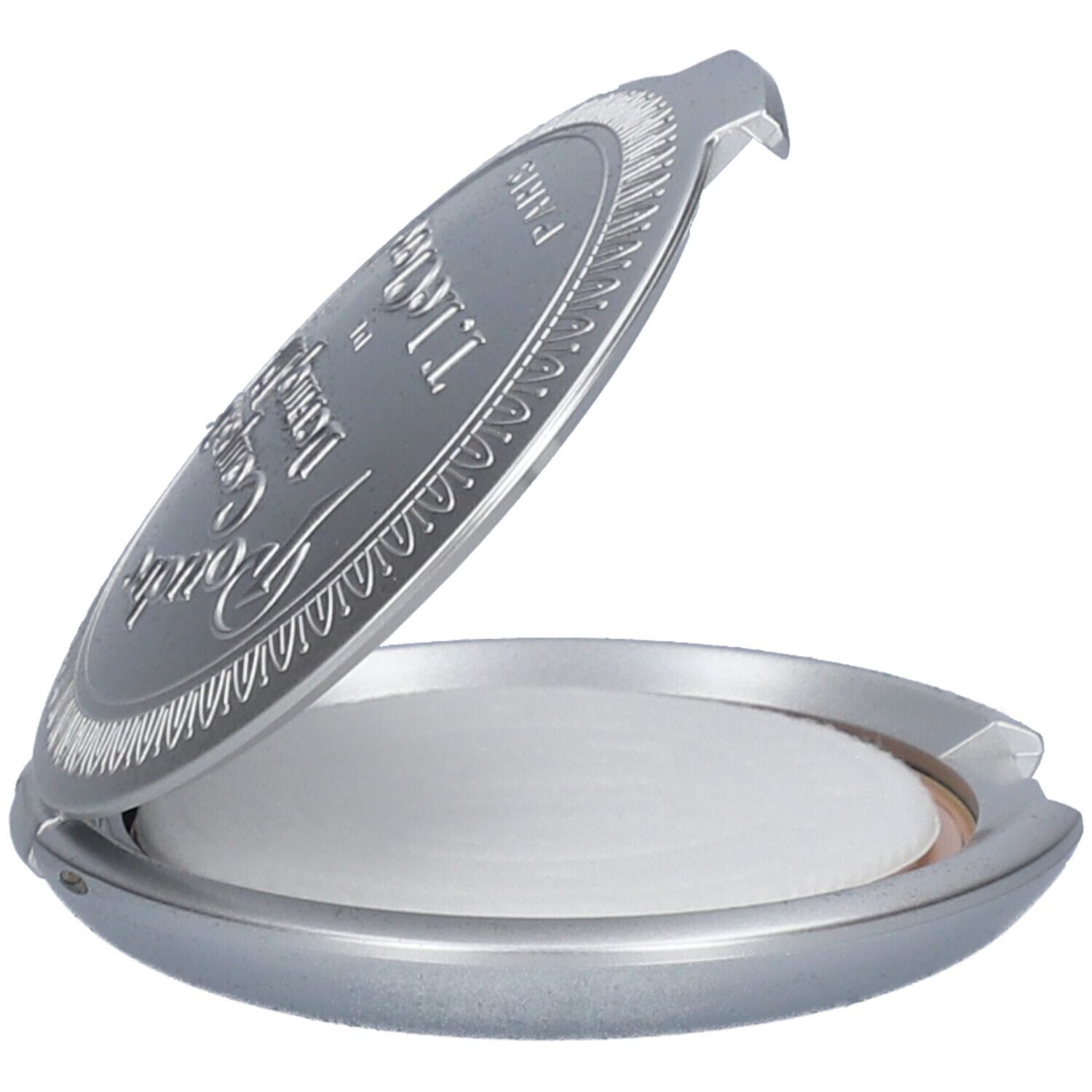 Poudrier compact argenté ouvert. Couvercle gravé avec texte. Poudre visible.