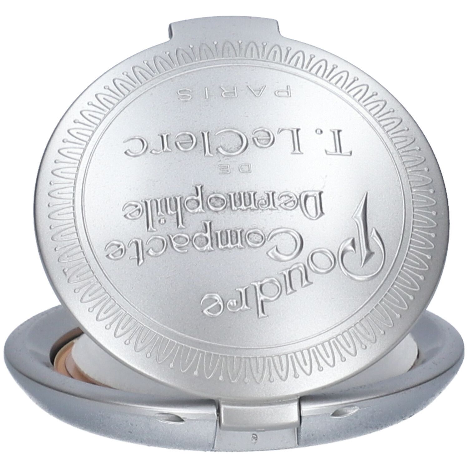 Poudrier compact argenté ouvert. Couvercle gravé avec texte. Poudre visible.