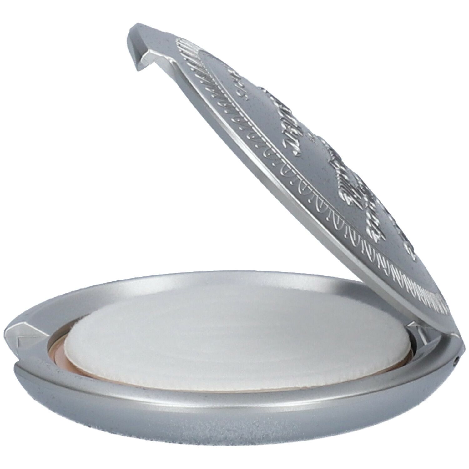 Poudrier compact argenté ouvert. Couvercle gravé. Poudre visible.