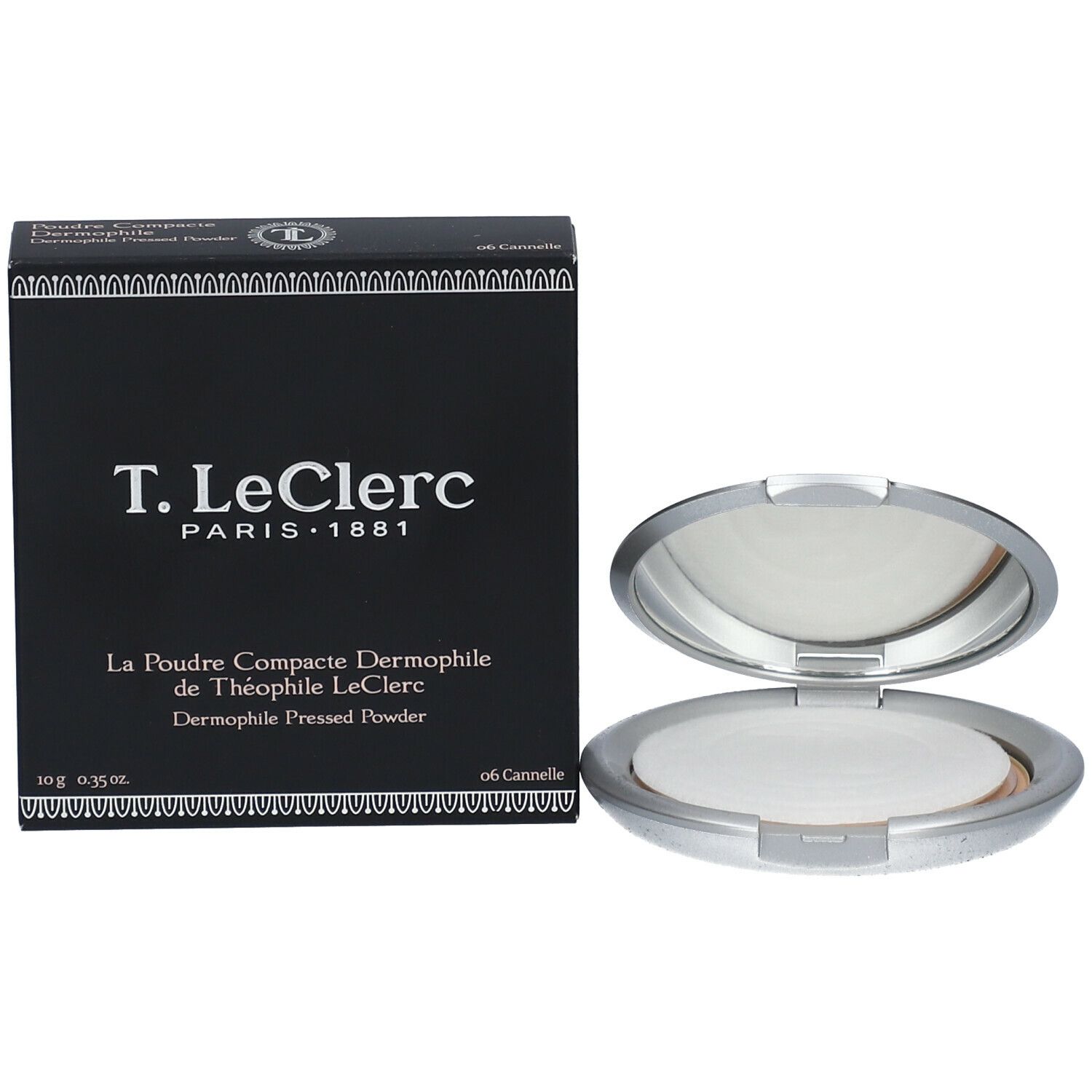 Poudrier compact à côté d'un emballage noir. Boîtier ouvert, miroir et poudre visibles. Texte sur l'emballage.