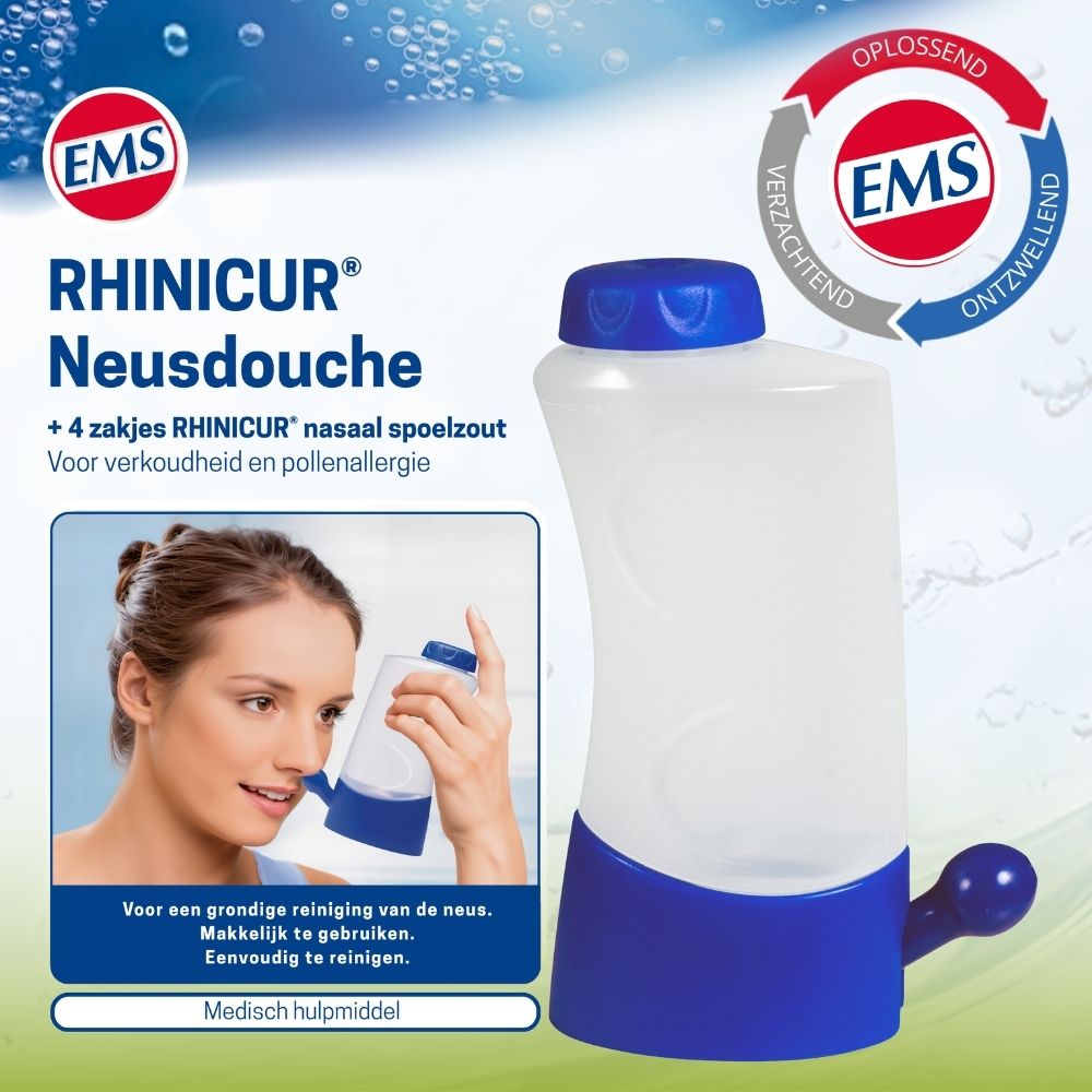 Neusdouche met blauwe basis en deksel, ernaast een doos met productnaam en een vrouw die het product gebruikt.