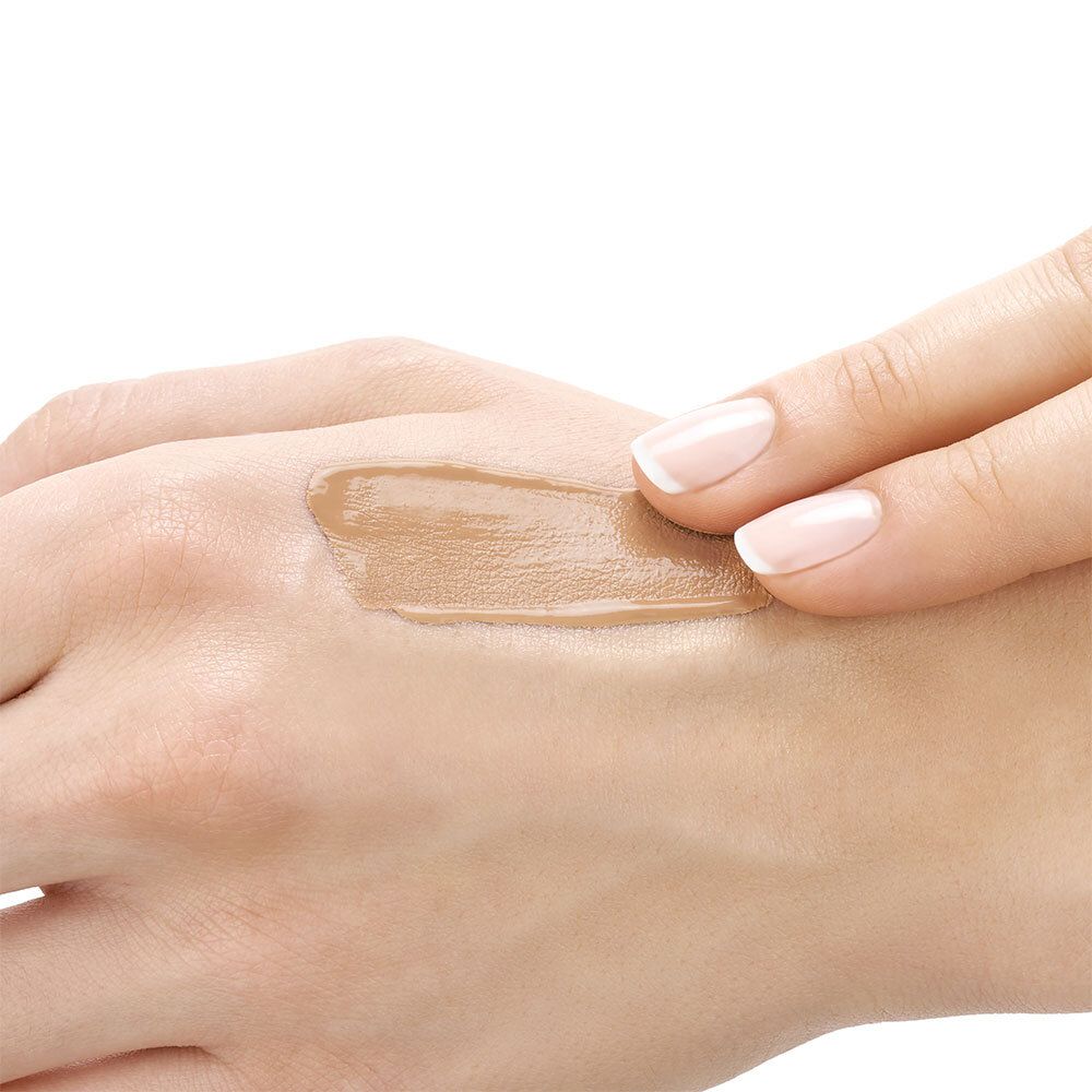 Hand met nagels, foundation aangebracht. Tint Gold.