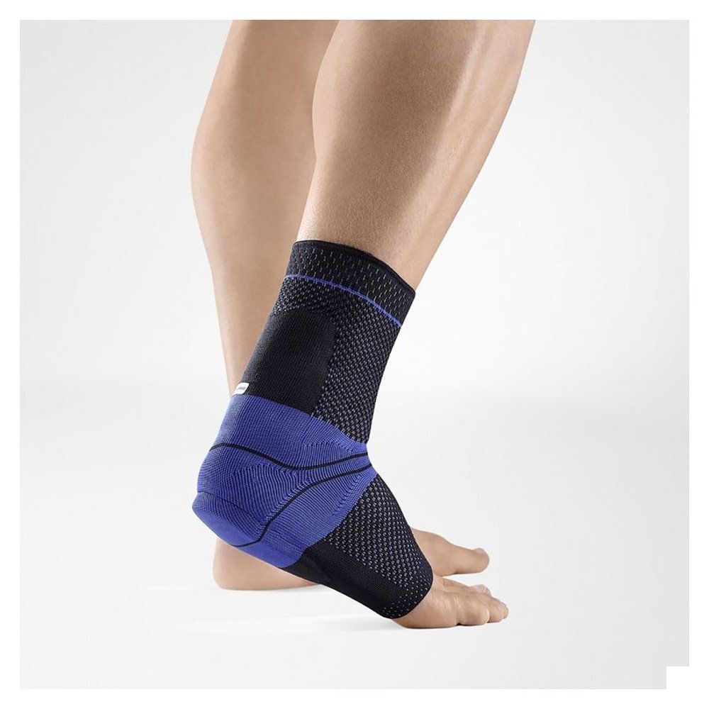 Enkelbrace, zwart-blauw. Het product bedekt de enkel en een deel van de voet. Het logo is zichtbaar.