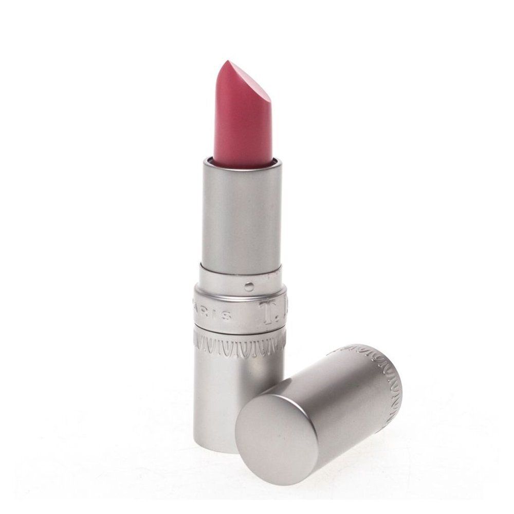 Lippenstift in zilveren huls. De lippenstift is roze en heeft een schuine punt. De dop ligt ernaast.