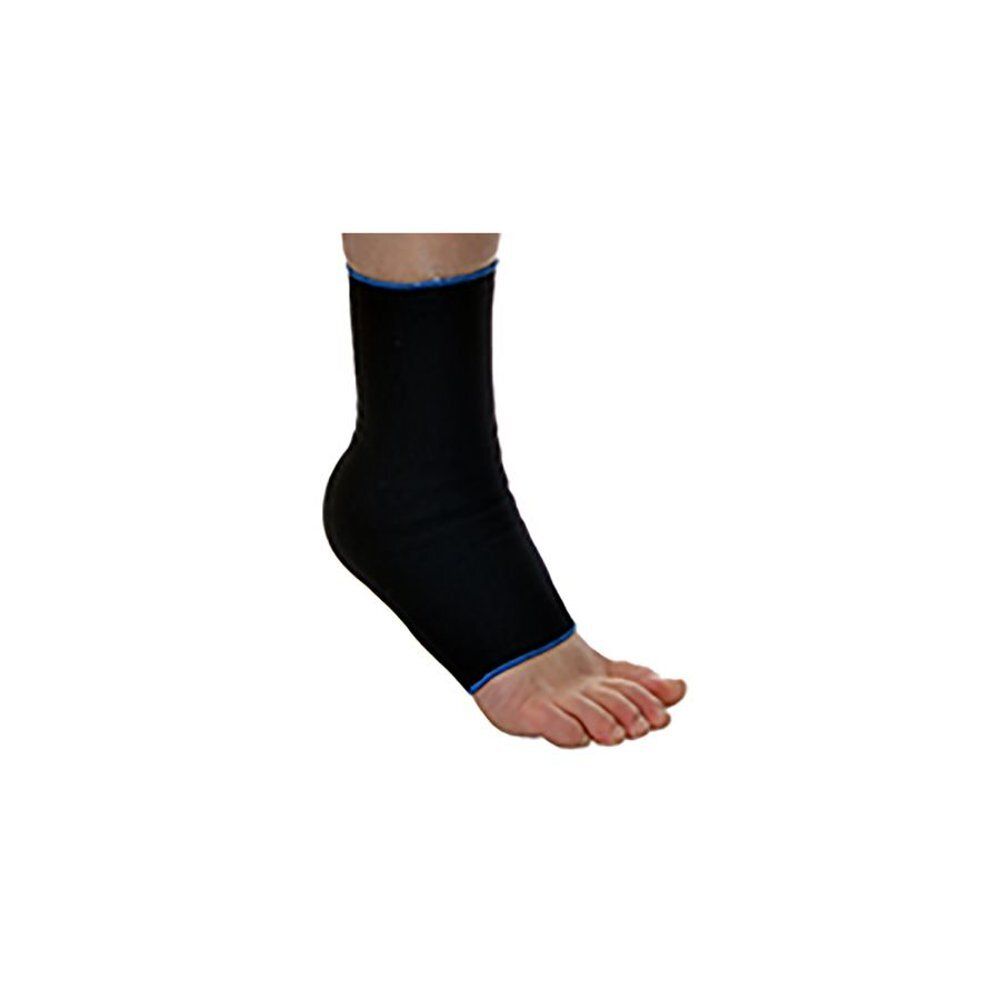 Zwarte enkelbrace met blauwe accenten. De enkel is bedekt. De voet staat op een witte achtergrond.