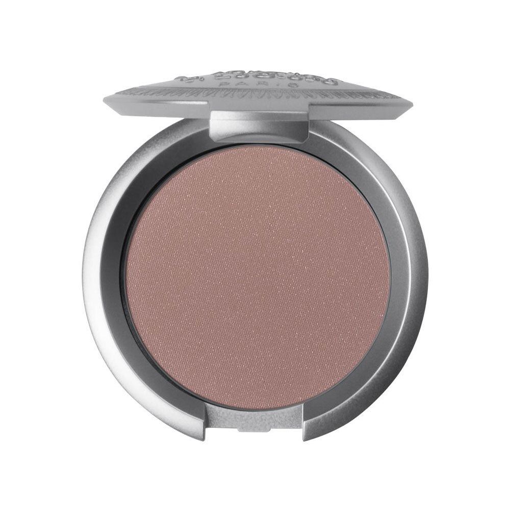 Boîtier cosmétique rond argenté, couvercle ouvert. Contient une poudre rosée. Couvercle avec motif en relief.