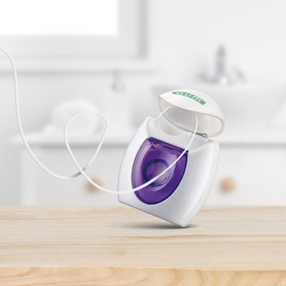GUM® Expanding Floss. Close-up van de draad. Voor en na gebruik. Tekst in het Nederlands.
