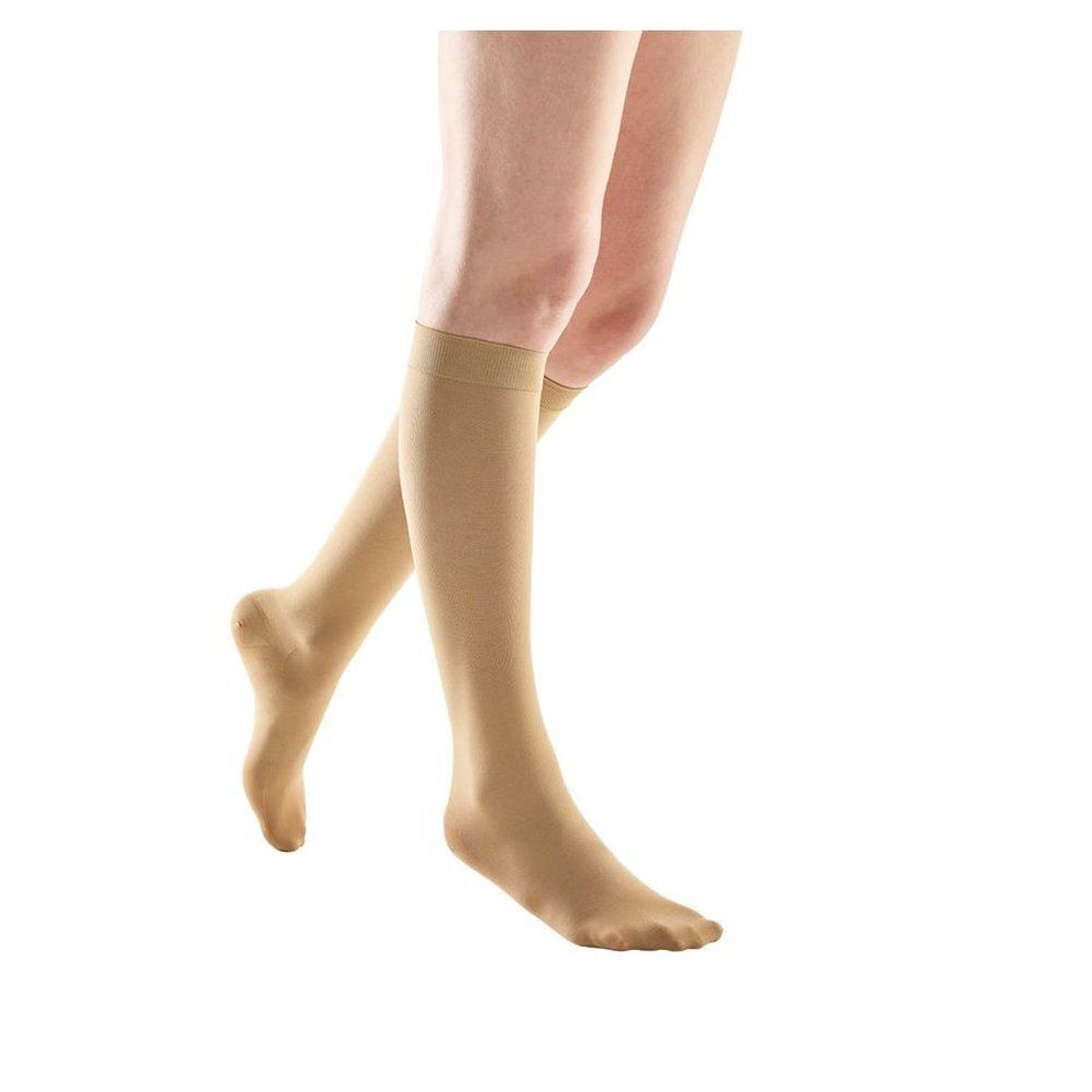Beige kniekousen. Vooraanzicht van het product op een lichte achtergrond. Open teen.