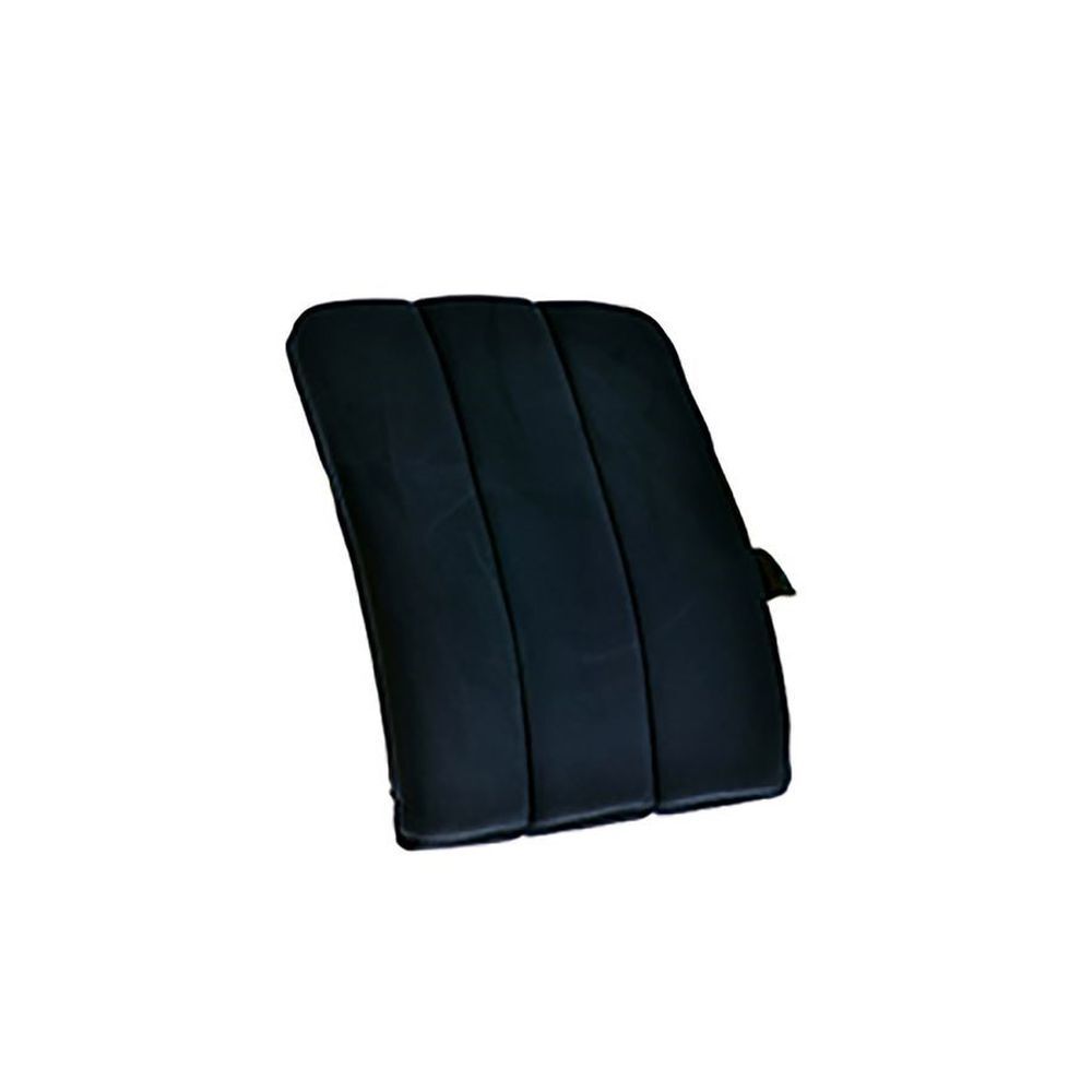 Coussin noir rembourré avec trois coutures verticales. Forme incurvée et petite sangle noire.