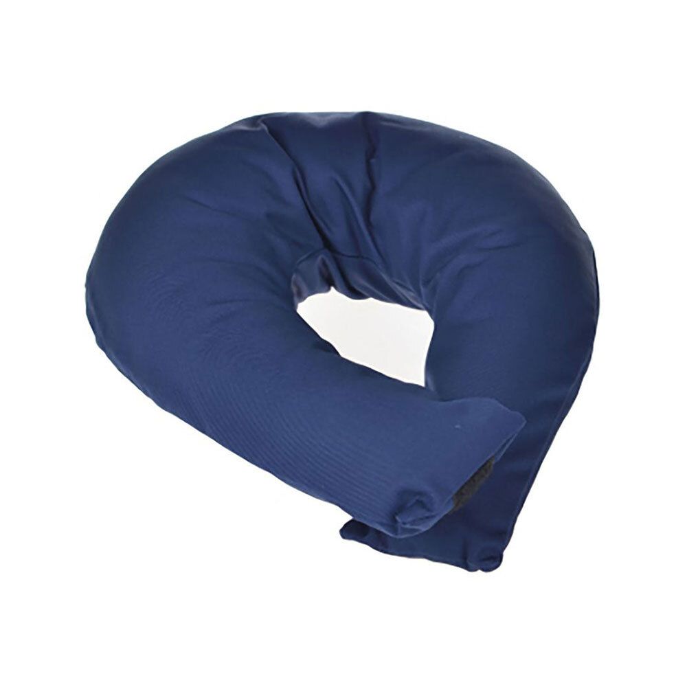 Coussin de nuque bleu en forme de U. Revêtement en tissu. Le coussin a une découpe pour la tête.