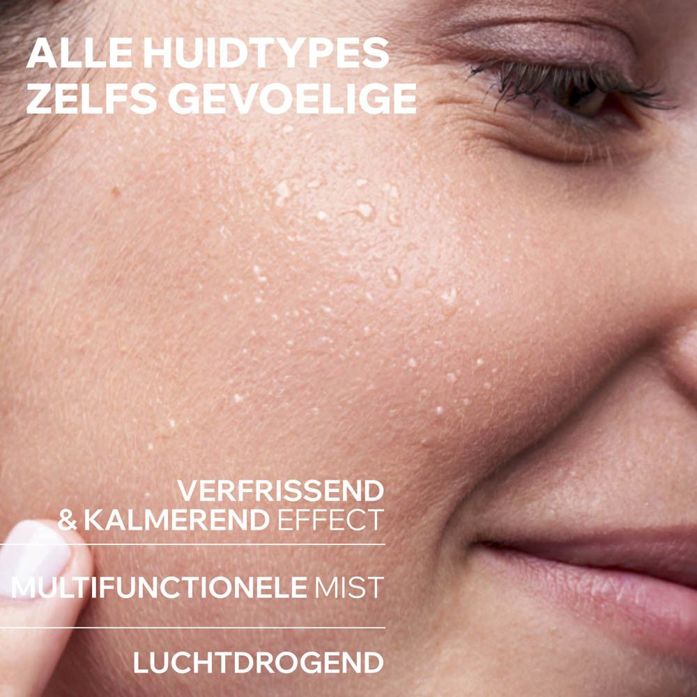 Close-up van een gezicht met waterdruppels. Multifunctionele, verfrissende en kalmerende mist.