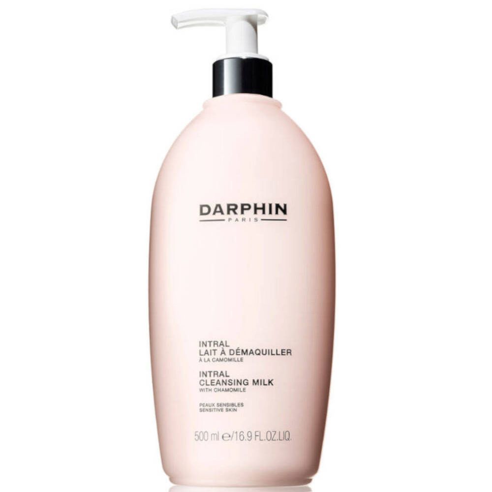 Roze fles met pomp. Darphin-logo en productnaam. Tekst: Intral Cleansing Milk met kamille. Voor de gevoelige huid.