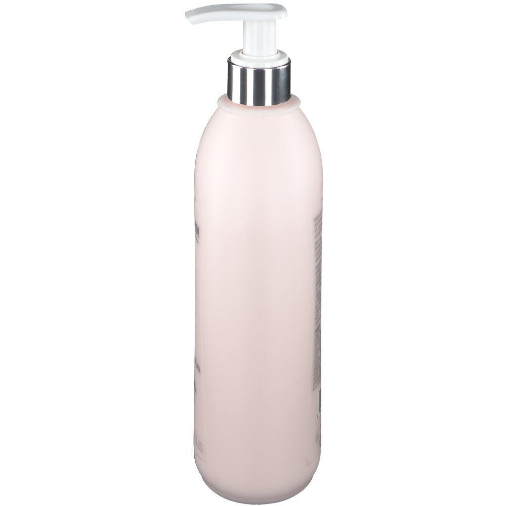 Roze fles met pomp, zijaanzicht. Zilveren pompkop. Productnaam niet zichtbaar.
