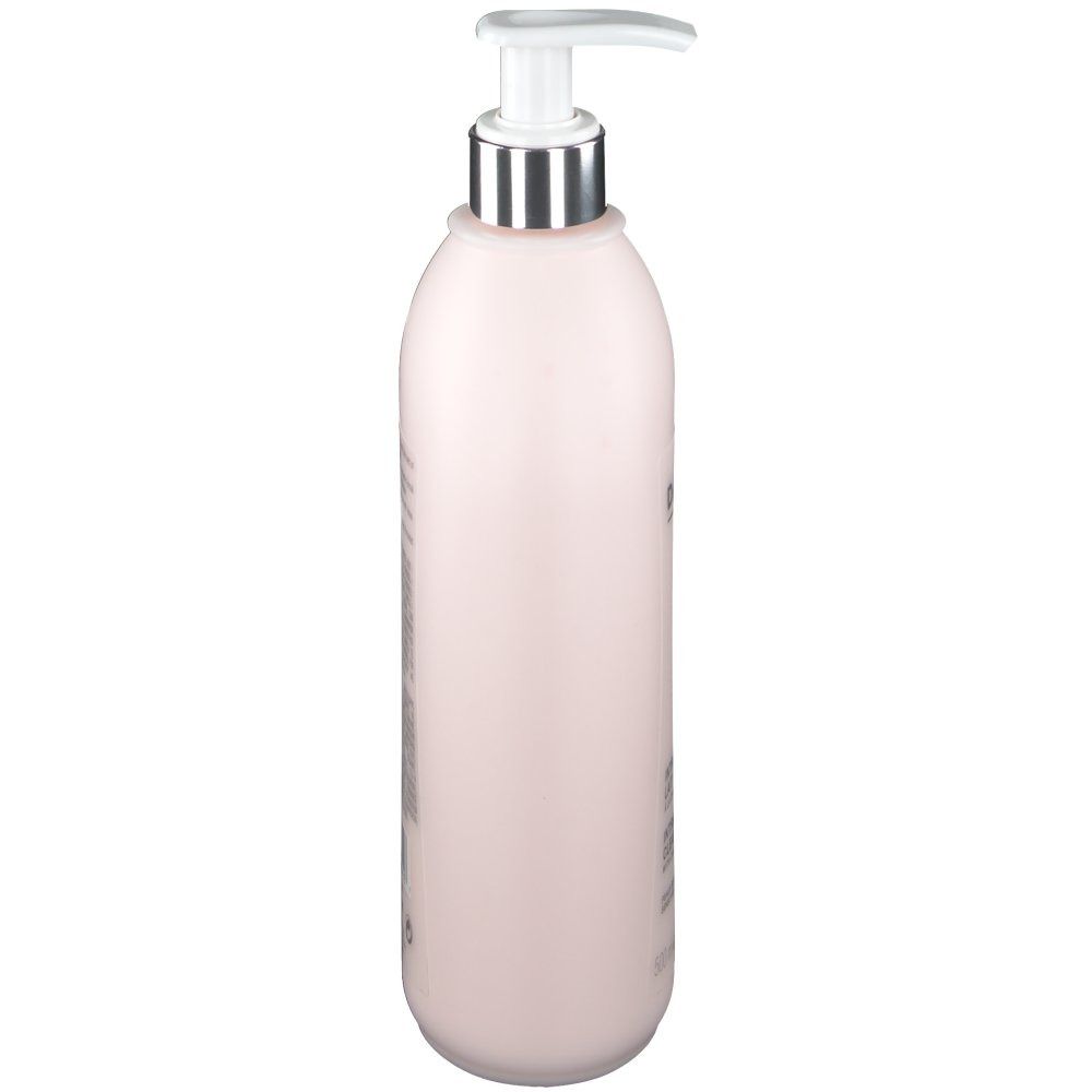 Roze fles met pomp, zijaanzicht. Zilveren pompkop. Productnaam niet zichtbaar.