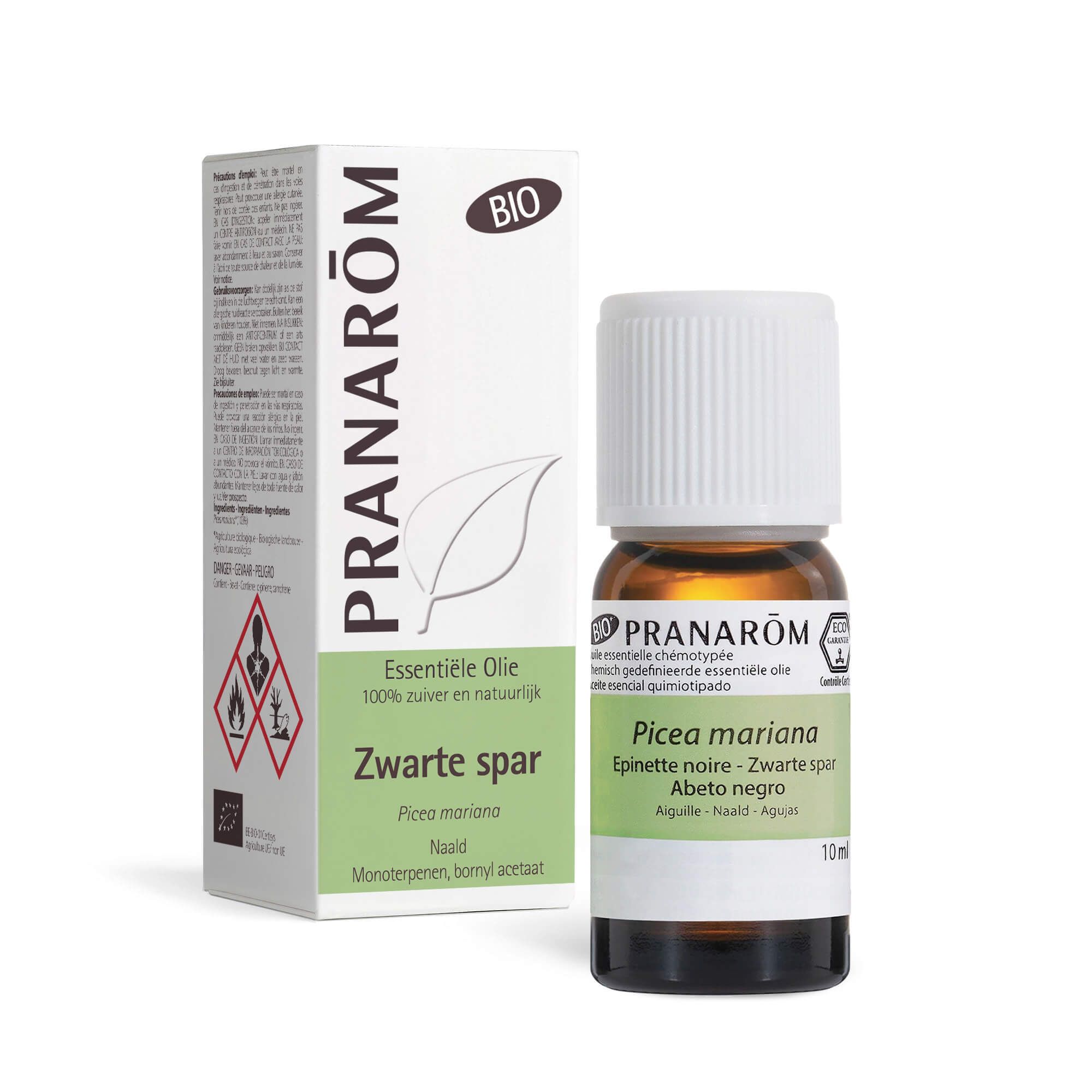 Bruine glazen fles met witte dop en etiket. Bevat essentiële olie. Opschrift: Zwarte spar.