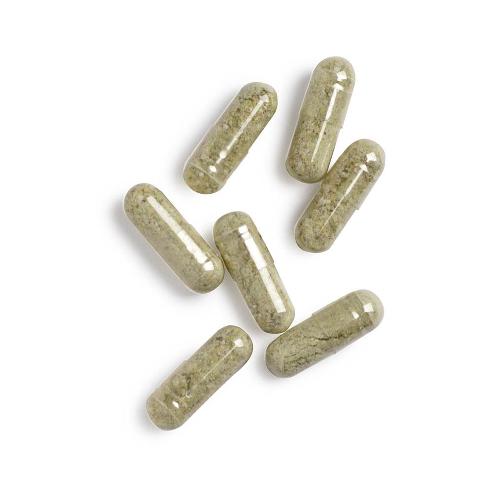 Zeven groene capsules op witte achtergrond. Transparante capsulehulzen.