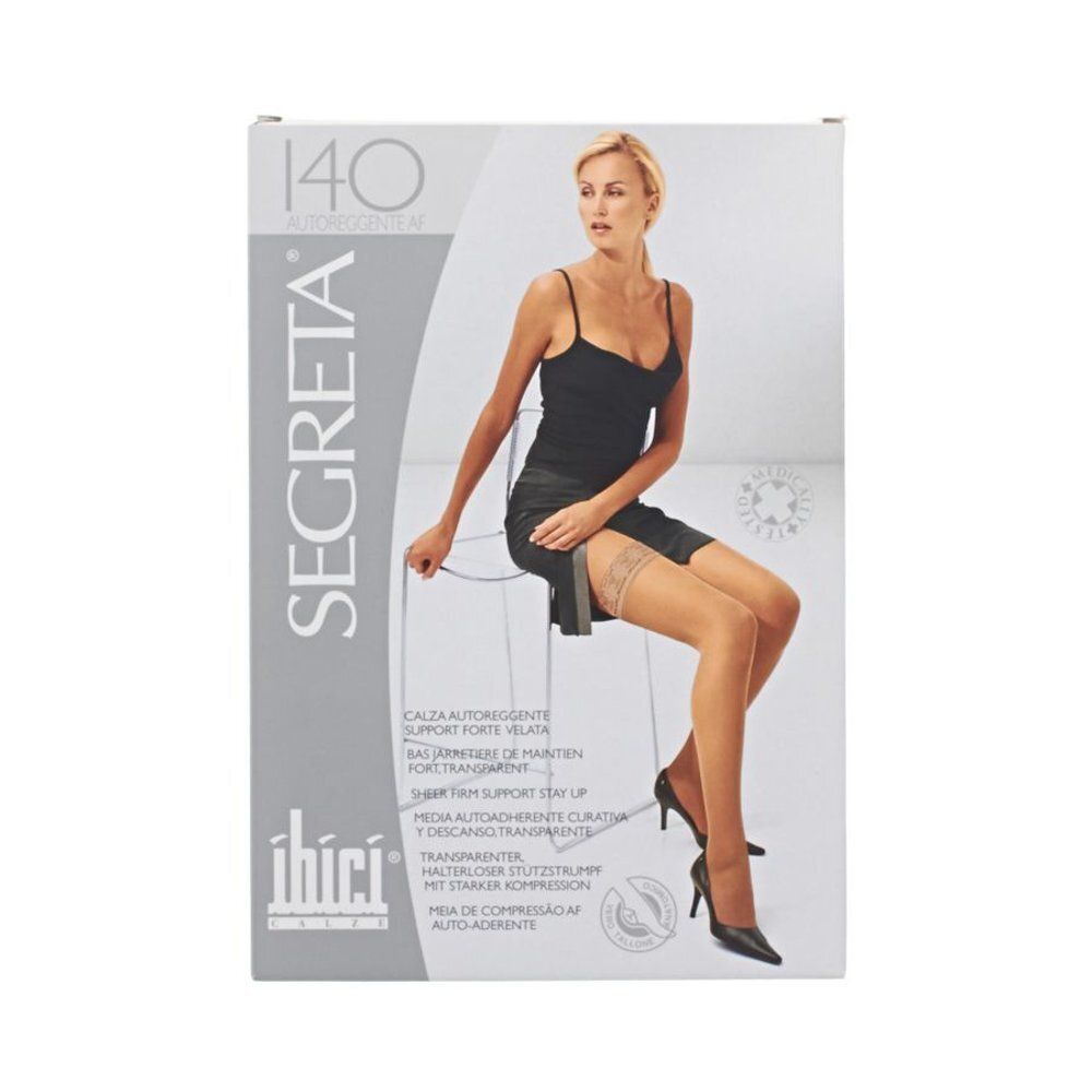 Boîte de bas "SEGRETA 140". Une femme est assise, portant les bas. Texte: "CALZA AUTOADERENTE SUPPORT FORTE VELATA".